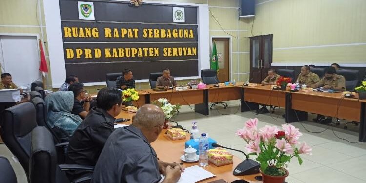 FOTO: ALDI/MATA KALTENG - Pelaksanaan RDP ke-2 di ruang rapat Serbaguna DPRD Seruyan membahas masalah nilai kompensasi terkait pemnangunan SUTT 150 kV Sampit - Kuala Pembuang, Senin 3 Oktober 2022.