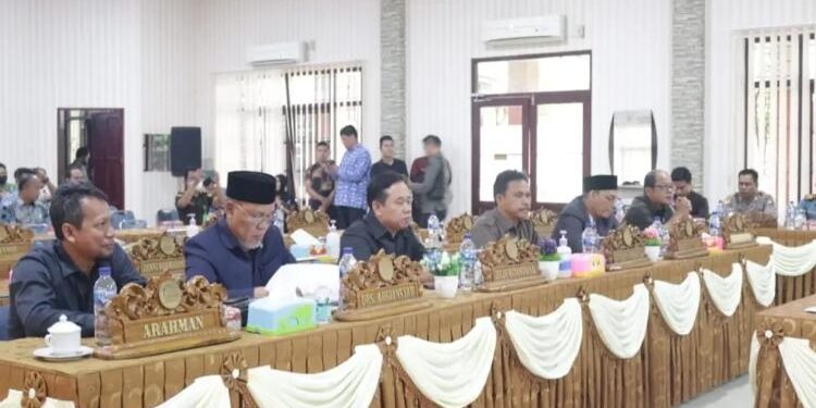 FOTO: IST/MATA KALTENG - Ketua Fraksi Kedesa Ampera DPRD Seruyan, Arahman (pojom kiri) saat mengikuti rapat paripurna di Aula BKAD Seruyan beberapa waktu lalu.