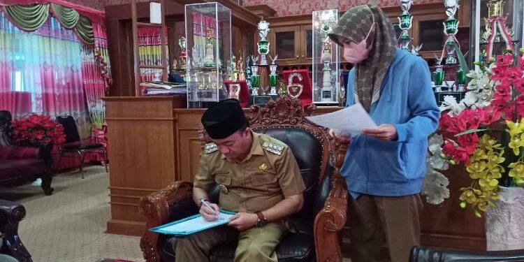 FOTO: ALDI/MATA KALTENG - Bupati Seruyan, Yulhaidir (kiri) saat menandatangani beberapa dokumen di Rujabnya baru-baru ini.