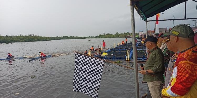 FOTO: ALDI/MATA KALTENG - Bupati Seruyan, Yulhaidir saat membuka secara resmi lomba perahu Balap Ketinting di Desa Pematang Limau, Kecamatan Seruyan Hilir, Sabtu 8 Oktober 2022.