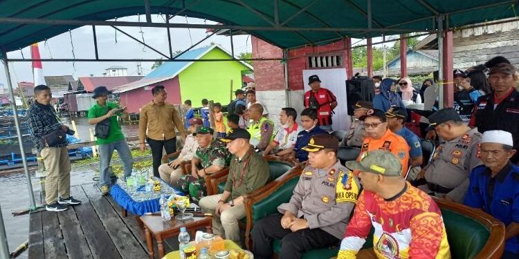 FOTO: ALDI/MATA KALTENG - Bupati Seruyan, Yulhaidir (tengah) saat menghadiri pelaksanaan lomba perahu Balap Ketinting di Desa Pematang Limau, Kecamatan Seruyan Hilir, Sabtu 8 Oktober 2022.