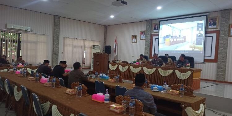 FOTO: ALDI/MATA KALTENG - Suasana saat rapat paripurna DPRD Seruyan dalam rangka penyampaian hasil reses di Aula BKAD Seruyan, Senin 10 Oktober 2022.