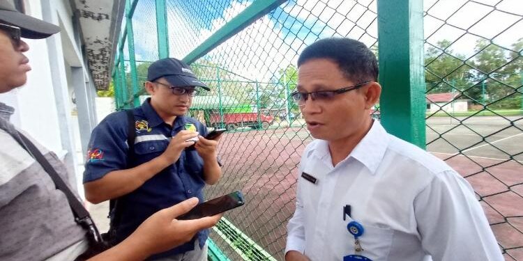 FOTO: ALDI/MATA KALTENG - Sekretaris Disdukcapil Kabupaten Seruyan, Domases Al Atak (kanan) saat diwawancarai sejumlah awak media di Tenis Indoor Kuala Pembuang baru-baru ini.
