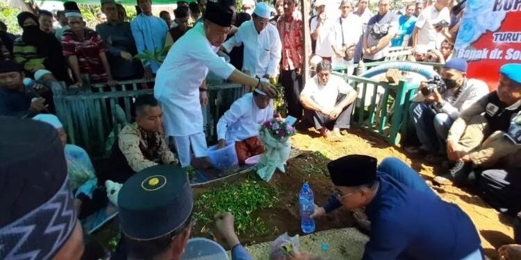 FOTO: PROKOM SERUYAN/MATA KALTENG - Bupati Seruyan, Yulhaidir serta sejumlah pihak terkait saat menghadiri proses pemakaman Direktur RSUD Kuala Pembuang, dr. Solihin, Jum'at 14 Oktober 2022.
