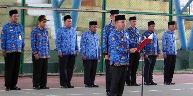 FOTO: PROKOM SERUYAN/MATA KALTENG - Bupati Seruyan, Yulhaidir saat menyampaikan sambutan dalam apel kesadaran nasional di Tenis Indoor Kuala Pembuang, Senin 17 Oktober 2022.