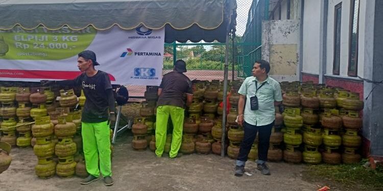 FOTO: ALDI/MATA KALTENG - Sejumlah tabung LPG 3 kg yang disediakan dalam pelaksanaan pasar murah dan pasar penyeimbang di Tenis Indoor Kuala Pembuang beberapa waktu lalu.