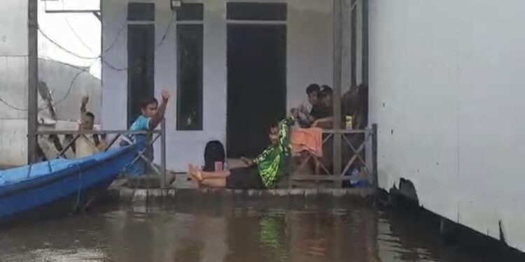 FOTO : Kecamatan/MATAKALTENG - Banjir yang terjadi di Desa Hanjalipan, Kecamatan Kota Besi, Kotim.