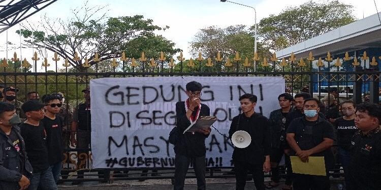 FOTO: RIZAL/MATAKALTENG - Puluhan mahasiswa pada saat menggelar aksi di depan pagar Kantor Gubernur Kalteng.