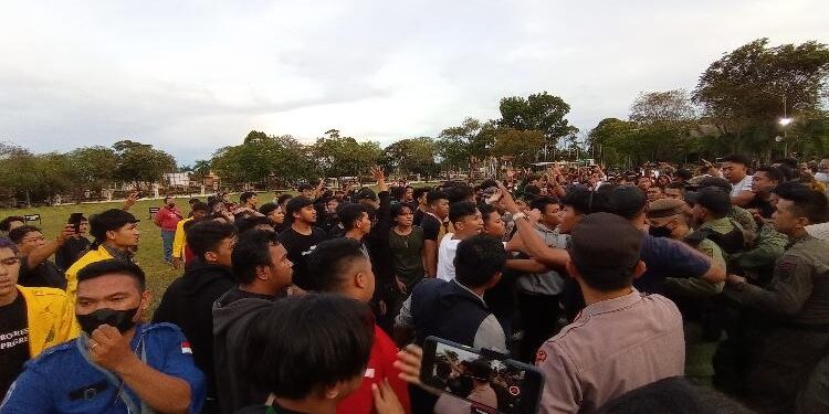 FOTO: RIZAL/MATAKALTENG - Kondisi ricuh antara para mahasiswa dan petugas di halaman kantor Gubernur Kalteng.