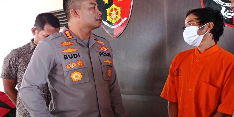 FOTO: RIZAL/MATAKALTENG - Kapolresta Palangka Raya, Kombes Pol Budi Santosa, pada saat menginterogasi pelaku.