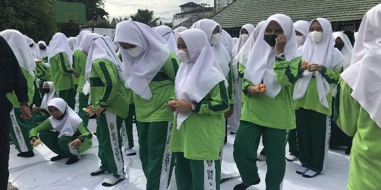 FOTO: DOK/MATA KALTENG - Sejumlah siswi di SMP Muhammadiyah Sampit sedang mengikuti giat di sekolah.