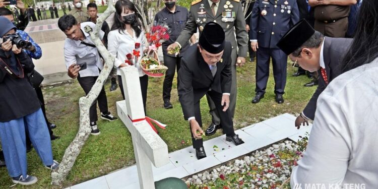 FOTO: OLIVIA/MATAKALTENG - Wakil Ketua I DPRD Kalteng H Abdul Razak, saat melaksanakan tabur bunga di makam Tjilik Riwut, dalam kegiatan upacara peringatan hari Pahlawan Ke-77, di TMP Sanaman Lampang.