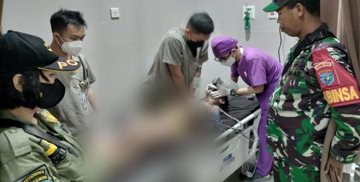 FOTO : RZL/MATAKALTENG - Korban pada saat diberikan pertolongan pertama di Rumah Sakit Bhayangkara Tingkat III Palangka Raya.