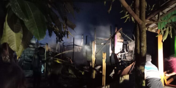 FOTO : POLISI/MATA KALTENG - Tebakaran di sebuah rumah kayu dan gedung walet di Desa Cempaka Mulia, Kecamatan Cempaga, Kotim. Rabu, 16 November 2022 malam