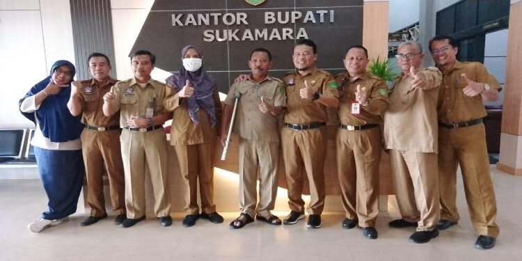 FOTO : AKH/MATAKALTENG - Staf Ahli Bupati Sukamara bersama Sekda dan ASN lainnya di Kantor Sekretariat Daerah Sukamara.