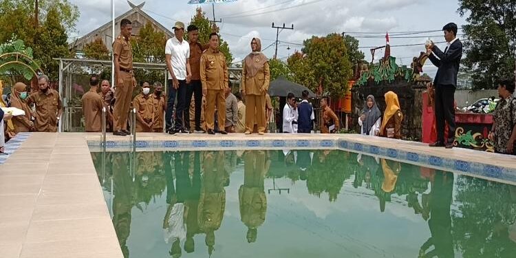 FOTO : IST/MATAKALTENG - Bupati Kotim Halikinnor saat meninjau kolam renang milik SMPN 4 Sampit, Senin 21 November 2022.