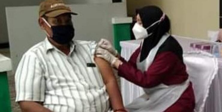 Petugas kesehatan memberikan suntikan vaksin kepada warga Palangka Raya