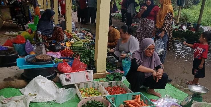 FOTO : NAFIRI/MATAKALTENG - Sejumlah pedagang di pasar Jumat di desa Bagendang Tengah saat dikunjungi tim juri lomba pasar desa tingkat Kabupaten.
