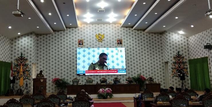 FOTO : ANR/MATAKALTENG - Wakil Bupati Katingan Sunardi N.T Litang saat menyampaikan pidato Bupati Katingan, pada rapat Paripurna ke-10 DPRD Katingan.