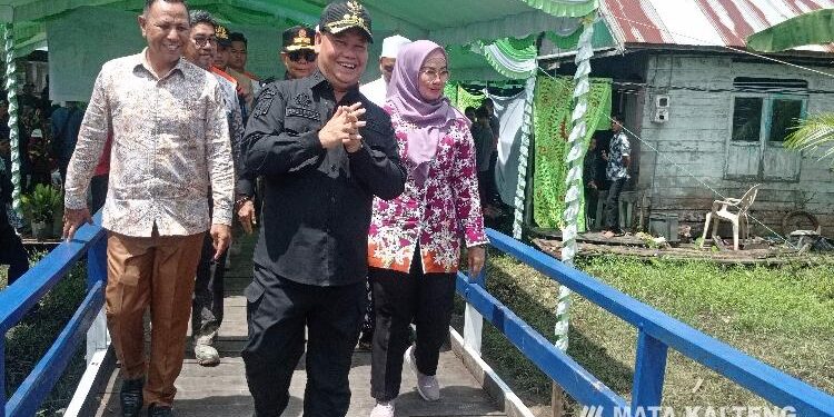FOTO : DOK DEVIANA/MATAKALTENG - Bupati Halikinnor didampingi wakilnya Irawati dan Wakil Ketua I DPRD Kotim Rudianur saat kunjungan di Kecamatan Pulau Hanaut. 