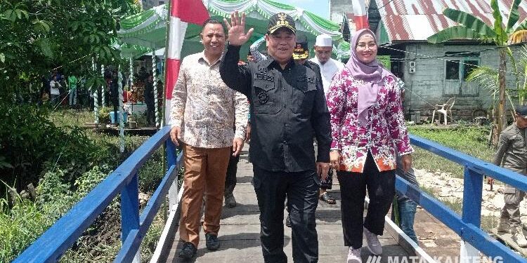 FOTO : DOK DEVIANA/MATAKALTENG - Bupati Kotim Halikinnor bersama wakilnya Irawati saat mengunjungi Desa Babang Kecamatan Pulau Hanau. 