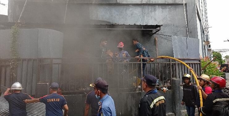 FOTO : RZL/MATAKALTENG - Petugas Pemadam Kebakaran Kota Palangka Raya saat melakukan pemadaman api, Senin 7 November 2022.