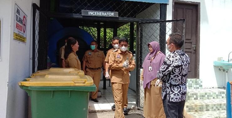 FOTO : AKH/MATAKALTENG - Wakil Bupati Sukamara Ahmadi usai memusnahkan obat dan bahan medis habis pakai