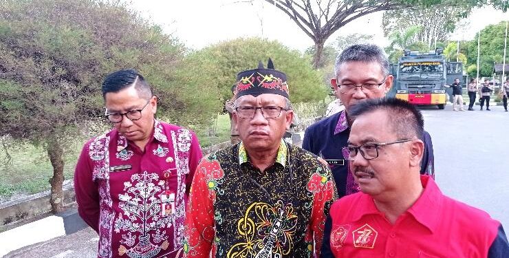 FOTO : RZL/MATAKALTENG - Asisten Gubernur Kalteng Bidang Pemerintah dan Kesejahteraan Rakyat, Katma F. Dirun (tengah).
