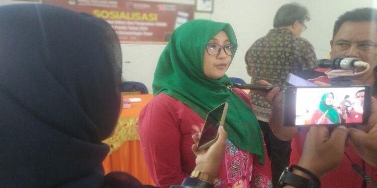 FOTO : SYIHAB/MATAKALTENG - Ketua KPU Kotim, Siti Fatonah Purnaningsih saat diwawancarai awak media, Jumat 11 November 2022