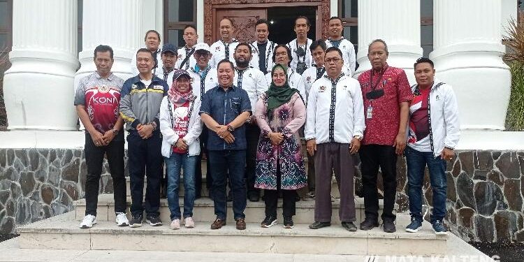 FOTO : DEVIANA/MATAKALTENG - Foto bersama pasca pelepasan atlet PWI Kotim di Rujab Bupati Kotim, Jumat, 18 November 2022