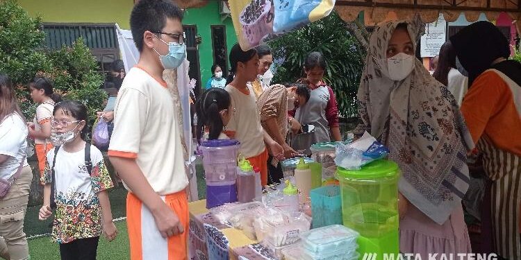 FOTO: DEVIANA/MATAKALTENG - Bazar yang digelar oleh Yayasan Cinta Bunda, Sabtu 19 November 2022.