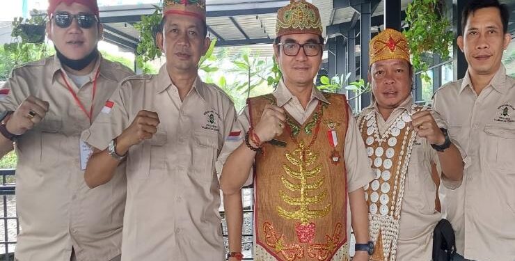FOTO : IST HUMAS DAD/MATAKALTENG - Ketua Biro Seni Budaya DAD Kalteng Jimy O Andin didampingi beberapa pengurus DAD Kalteng sebelum tampil di TMII Jakarta.