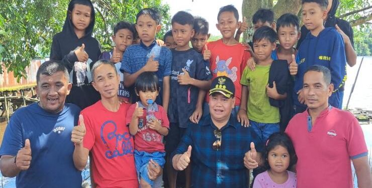 FOTO : RAFI/MATAKALTENG - Bupati Kotim Halikinnor saat berfoto bersama dengan warga di Jalan Iskandar Kecamatan MB Ketapang usai memantau pasar penyeimbang di Desa Pelangsian, Minggu 20 November 2022.