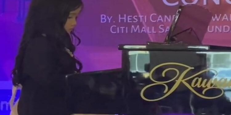 FOTO : ADILLAADISTY/MATAKALTENG : Aruna Rizkya El - Syifa saat bermain piano