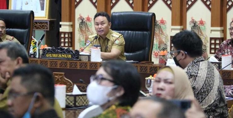 FOTO : IST ADPIM/MATAKALTENG - Gubernur saat menyampaikan arahan pada Sosialisasi dan Penyerahan Penetapan Perkara Kemitraan Inti Plasma Perkebunan Kelapa Sawit di Provinsi Kalimantan Tengah.