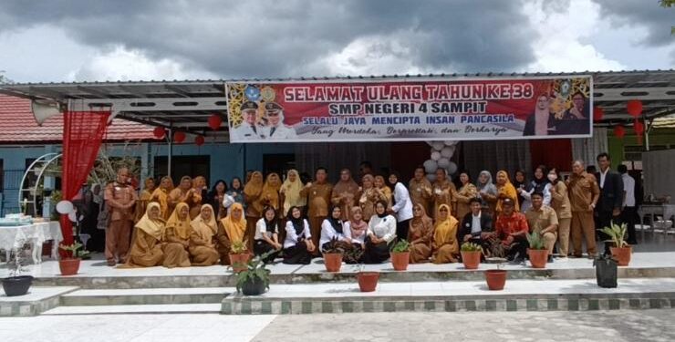 FOTO : DEVIANA/MATAKALTENG - Dewan guru SMPN 4 Sampit saat bersama Bupati Kotim Halikinnor.