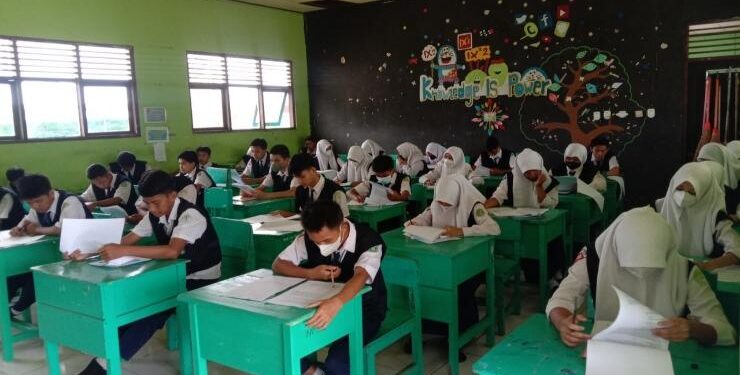 FOTO : DOK/MATA KALTENG - Sejumlah pelajar di Sampit, Kabupaten Kotim sedang mengikuti pelajaran.