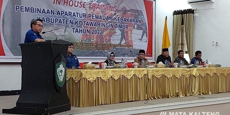 FOTO: DEVIANA/MATAKALTENG - Kepala Damkar Kotim Hawianan saat membuka kegiatan pembinaan personel Damkar, Senin 28 November 2022.