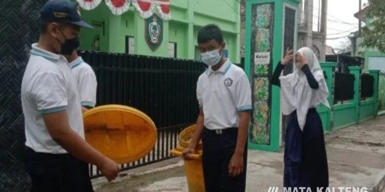 FOTO : DOK SMPN 1 Sampit/MATAKALTENG - Siswa saat membersihkan lingkungan sekolah pada Jumat Bersih. 