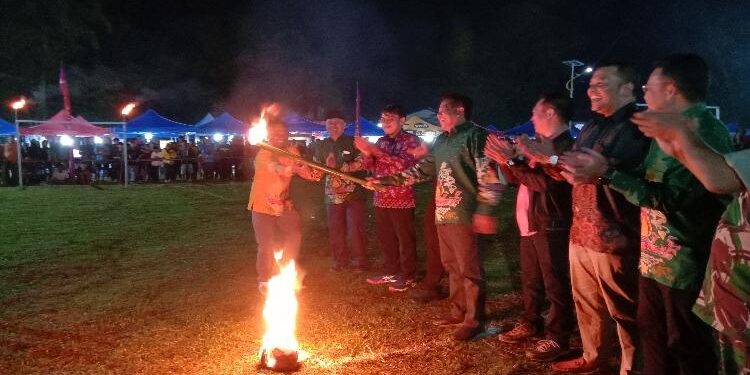 FOTO: AKH/MATAKALTENG - Wakil Bupati Sukamara Ahmadi saat menyulut api untuk pertandingan sepak bola api.
