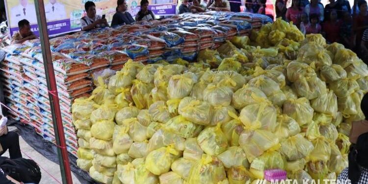 FOTO: DISPERINDAG GUMAS/MATA KALTENG - Suasana pasar murah yang disambut antusias warga Kelurahan Tumbang Miri, Kecamatan Kahayan Hulu Utara, Kamis 10 November 2022.