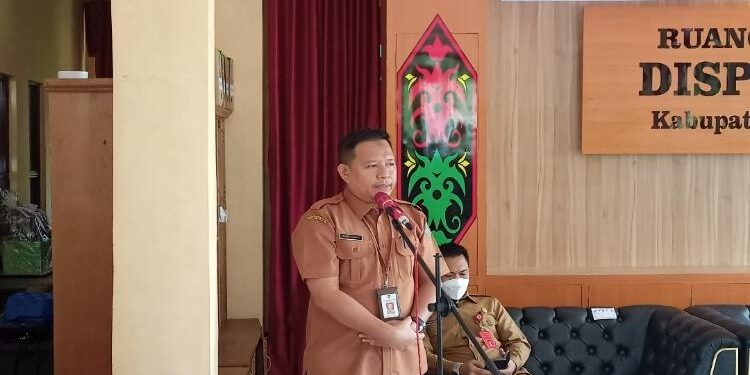 FOTO: ALDI/MATA KALTENG - Plt Kepala Dispursip Seruyan, Rusdi Hidayat saat menyampaikan sambutan dalam pelepasan masa purna tugas Masrohim di Kantor Dispursip Seruyan, kemarin.