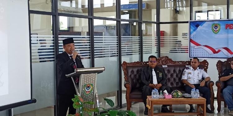 FOTO: ALDI/MATA KALTENG - Bupati Seruyan, Yulhaidir (kiri) saat memberikan sambutan dalam agenda pencanangana perubahan nama Bandara Kuala Pembuang, kemarin.
