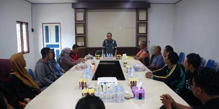 FOTO: PROKOM SERUYAN/MATA KALTENG - Bupati Seruyan, Yulhaidir (tengah depan) saat berkunjung ke Kantor PDAM Kuala Pembuang beberapa waktu lalu.
