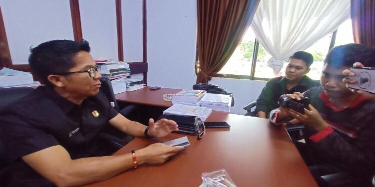 FOTO: ALDI/MATA KALTENG - Anggota DPRD Seruyan, Rudi Hartono (kiri) saat diwawancarai oleh sejumlah awak media di ruang kerjanya beberapa waktu lalu.