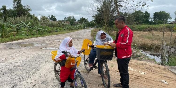 FOTO: IST/MATA KALTENG - Ketua DPRD Seruyan, Zuli Eko Prasetyo saat terlihat berinteraksi dengan anak-anak di wilayah setempat.