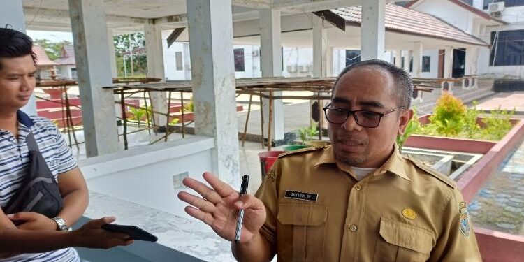 FOTO: ALDI/MATA KALTENG - Kepala Bapenda Seruyan, Sukardi saat diwawancarai oleh sejumlah awak media di Kantor DPRD Seruyan beberapa waktu lalu.