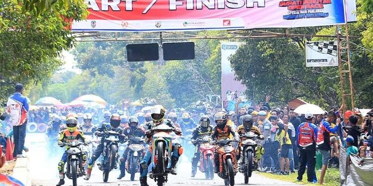 FOTO: PROKOM SERUYAN/MATA KALTENG - Suasana saat pelaksanaan Bupati Seruyan Open Race Spesial Hari Pahlawan yang digelar di Kawasan Bundaran II Kuala Pembuang akhir pekan lalu.