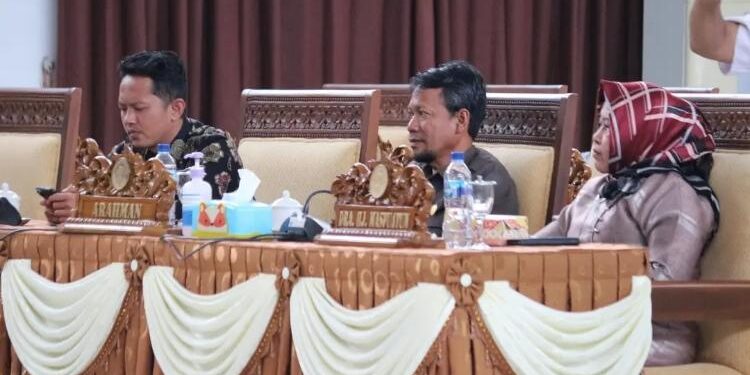 FOTO: IST/MATA KALTENG - Anggota DPRD Seruyan, Arahman (tengah) saat mengikuti rapat paripurna di Aula Gedung DPRD setempat baru-baru ini.