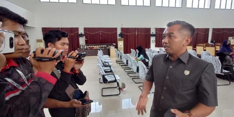 FOTO: ALDI/MATA KALTENG - Ketua DPRF Seruyan, Zuli Eko Prasetyo (kanan) saat diwawancarai oleh sejumlah awak media di Aula Gedung DPRD Seruyan, Senin 8 November 2022.